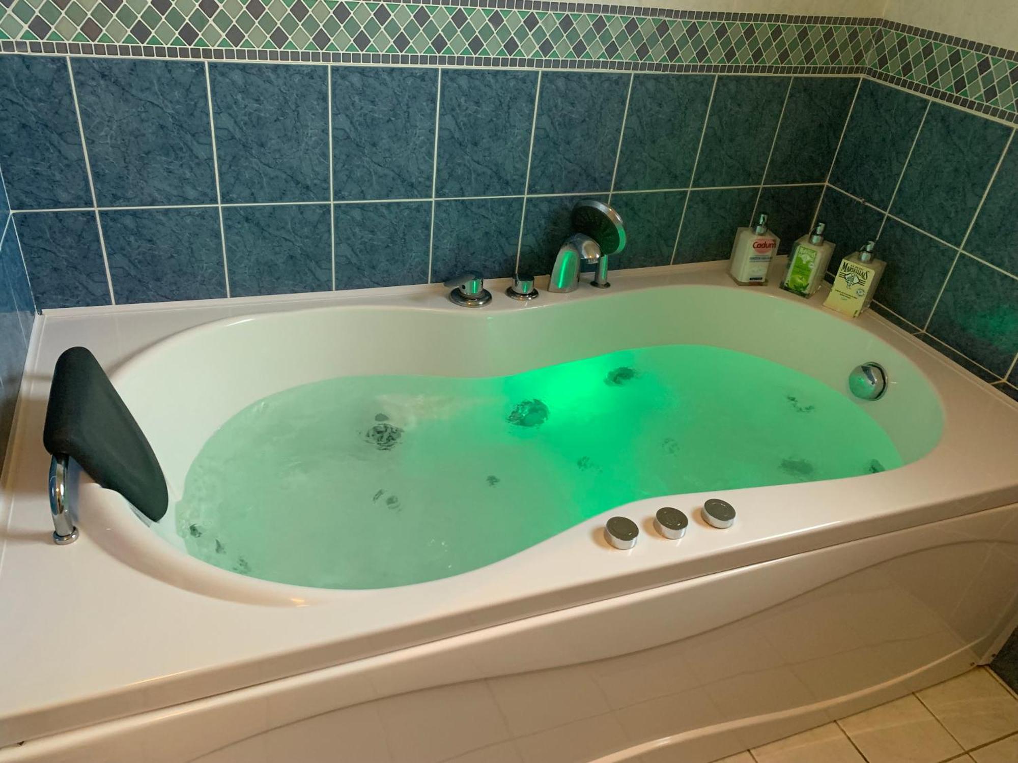 Gite 3 Etoiles Les Gourlines Avec Balneo, Veranda, Piscine Et Garage Avermes ภายนอก รูปภาพ
