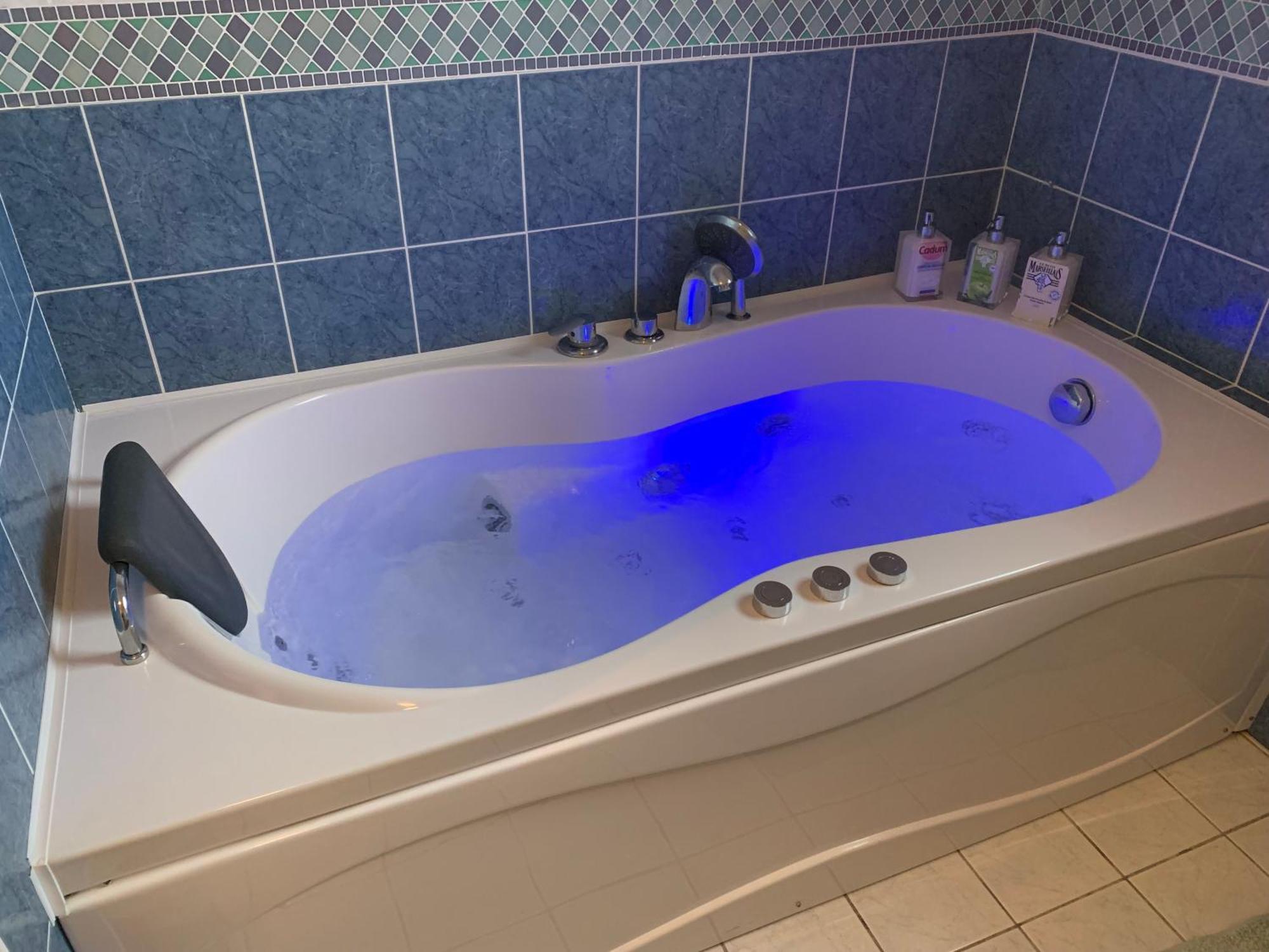 Gite 3 Etoiles Les Gourlines Avec Balneo, Veranda, Piscine Et Garage Avermes ภายนอก รูปภาพ